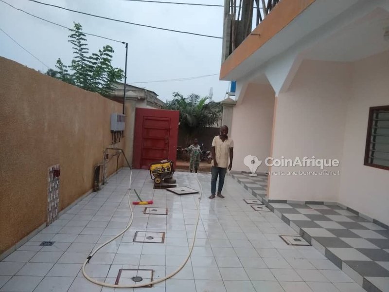 Maison locative R+1 de 7 pièces avec titre foncier personnel et construction récente