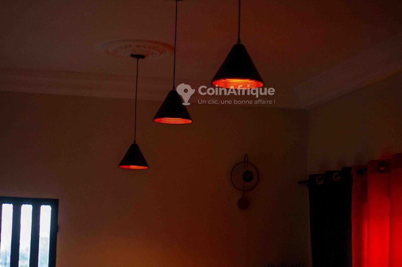 Bureau climatisé avec espace de coworking calme et accès Wi-Fi gratuit