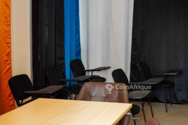 Bureau climatisé avec espace de coworking calme et accès Wi-Fi gratuit