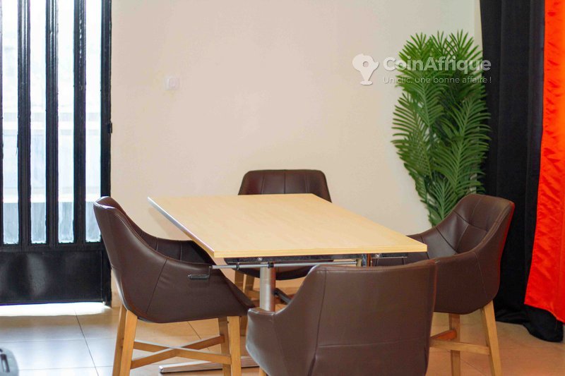 Bureau climatisé avec espace de coworking calme et accès Wi-Fi gratuit