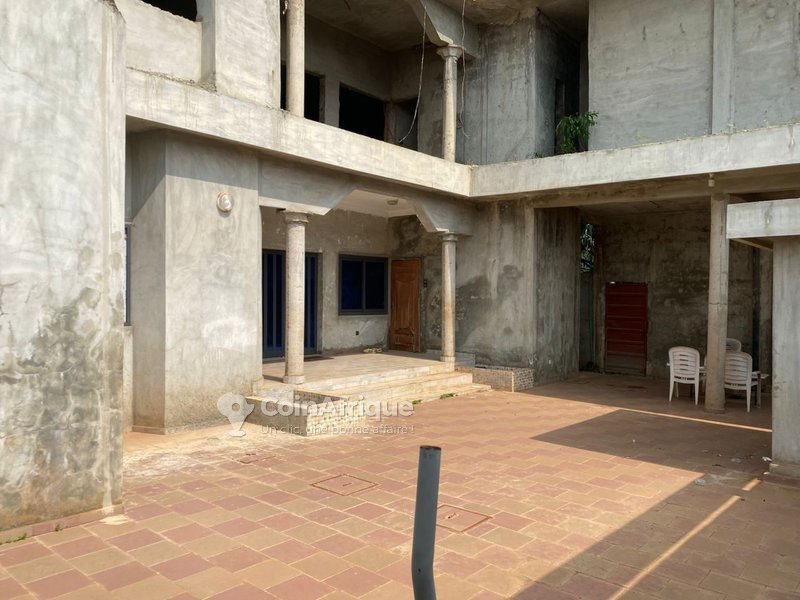 Villa luxueuse de 9 pièces avec garage double et cour pavée en plein développement