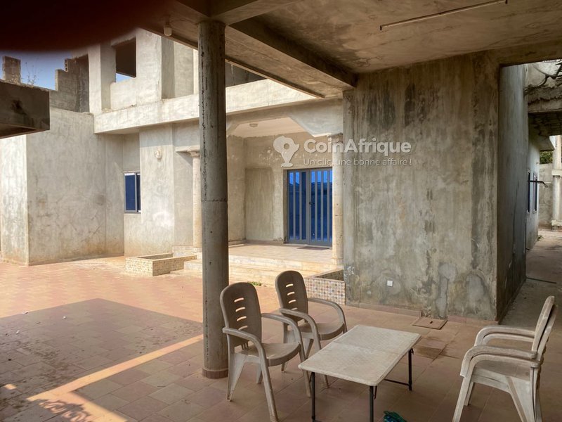 Villa luxueuse de 9 pièces avec garage double et cour pavée en plein développement