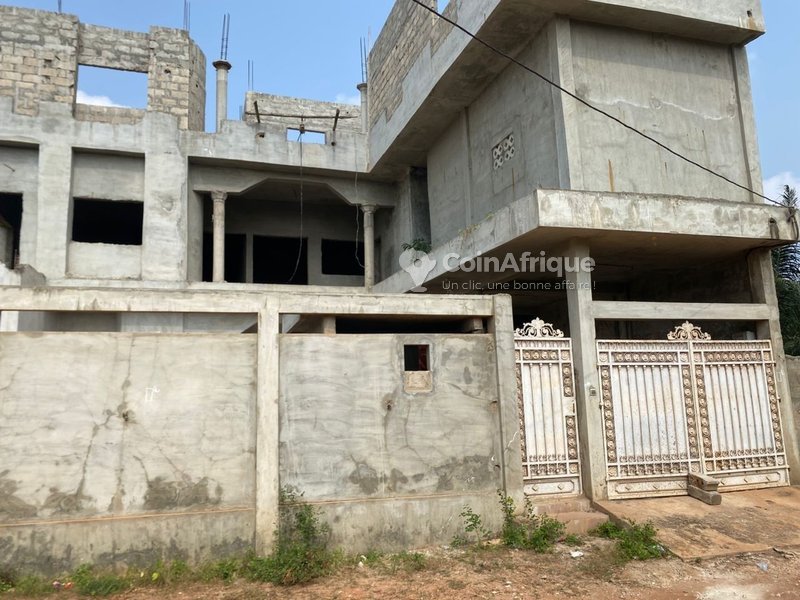 Villa luxueuse de 9 pièces avec garage double et cour pavée en plein développement