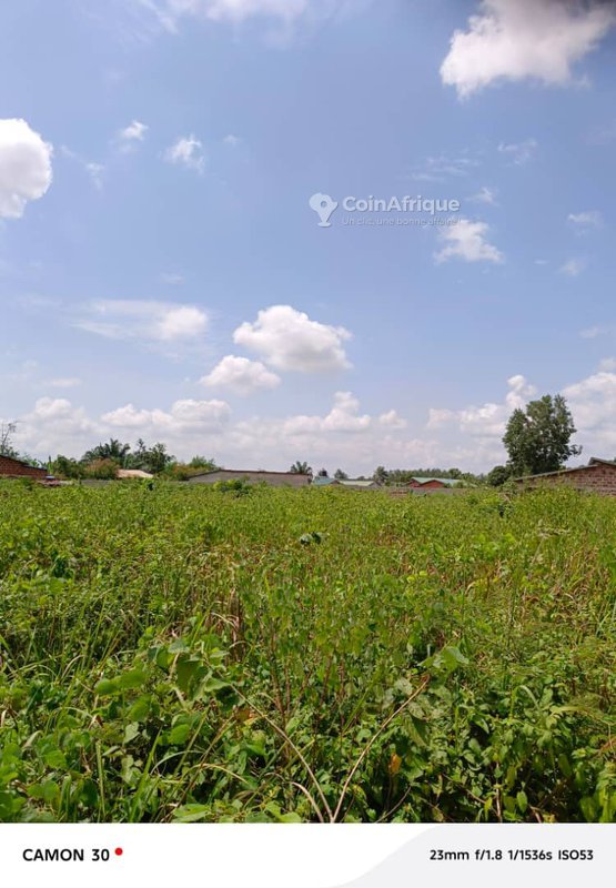 Terrain spacieux de 400 m² avec clôture de qualité et doubles entrées