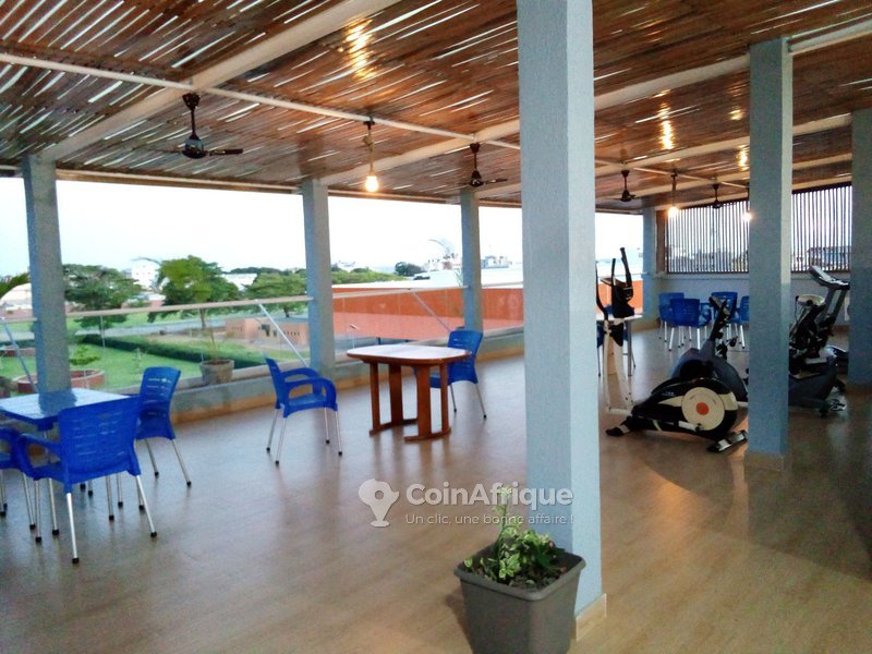 Appartement meublé d'une pièce avec grande terrasse et accès immédiat à la plage