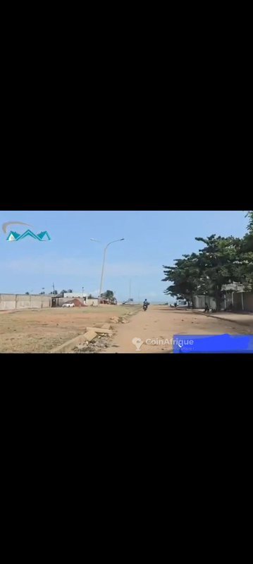 Terrain spacieux de 463 m² avec titre foncier personnel en angle de rue