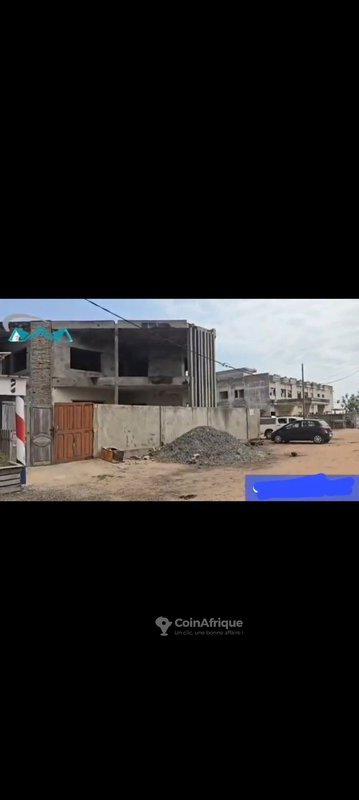 Terrain spacieux de 463 m² avec titre foncier personnel en angle de rue