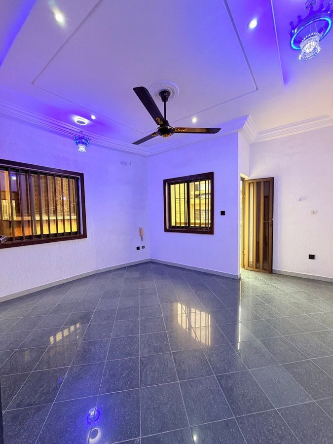 Appartement meublé d'une pièce avec balcon et multiples commodités