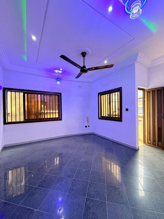 Appartement meublé d'une pièce avec balcon et multiples commodités