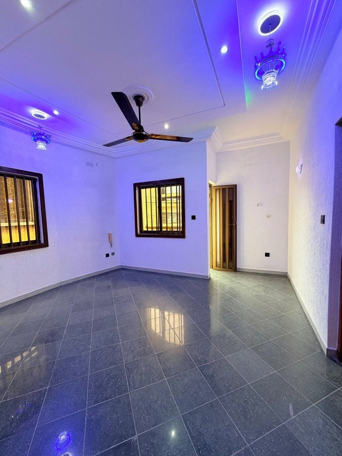 Appartement meublé d'une pièce avec balcon et multiples commodités