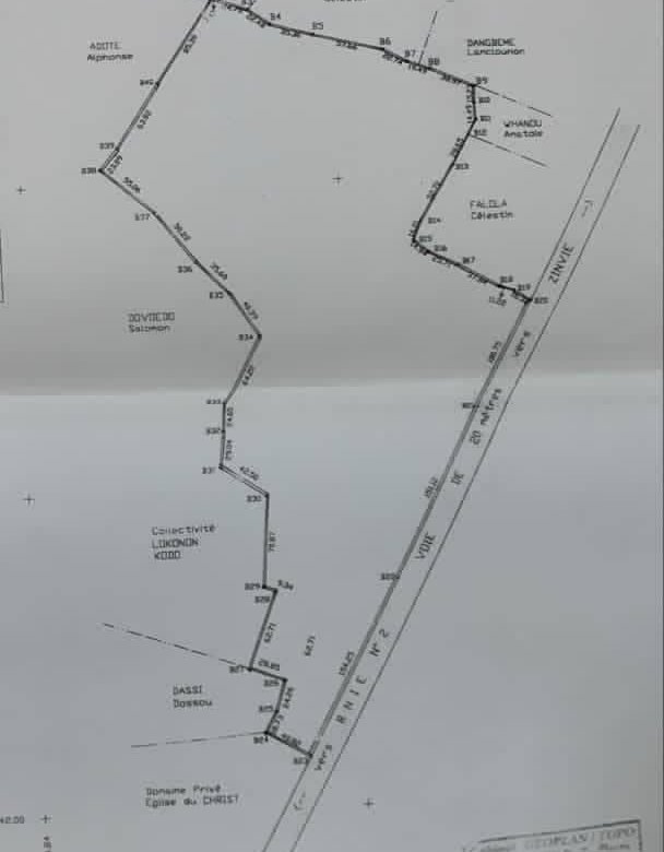 Grand domaine de 10 hectares avec accès direct au goudron