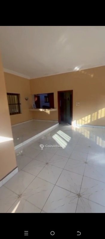 Villa luxueuse de 3 pièces avec style américain, garages doubles et permis d'habiter