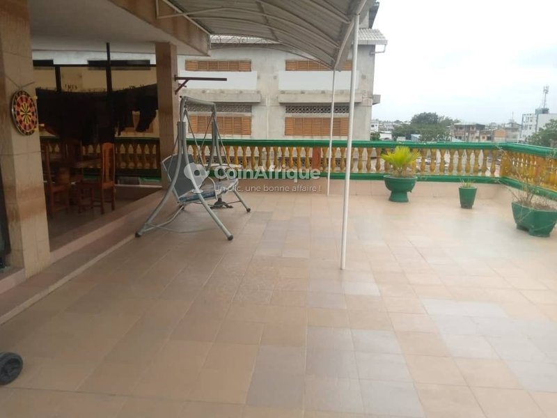 Appartement meublé 2 pièces avec grande terrasse et climatisation intégrale