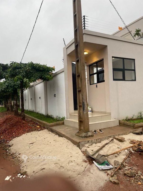 Villa luxueuse de 4 chambres avec piscine et garage spacieux