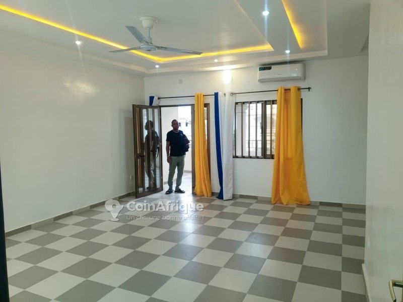 Appartement meublé de 2 pièces avec bureaux et compteurs personnels