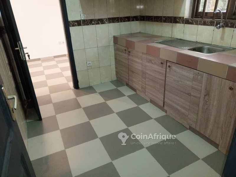 Appartement meublé de 2 pièces avec bureaux et compteurs personnels