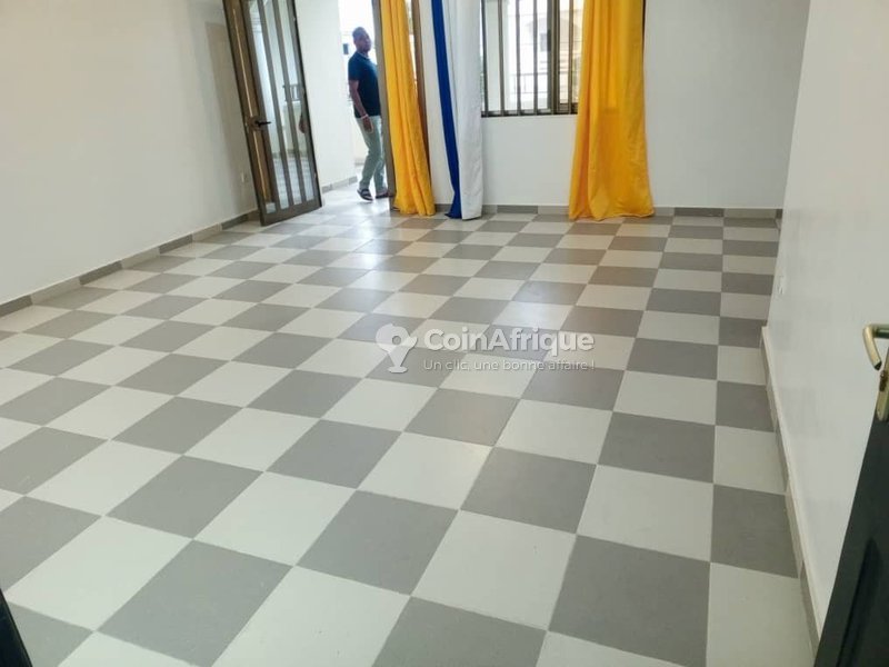Appartement meublé de 2 pièces avec bureaux et compteurs personnels