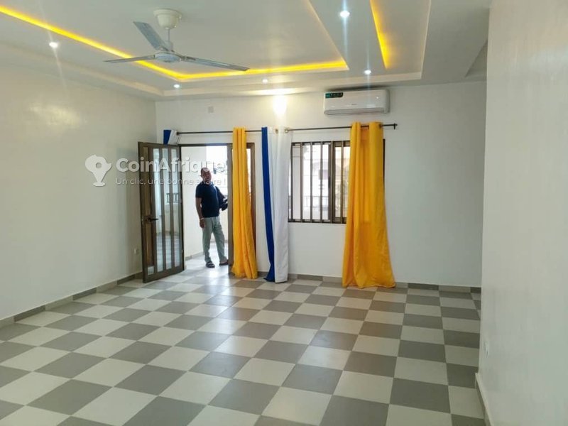 Appartement meublé de 2 pièces avec bureaux et compteurs personnels