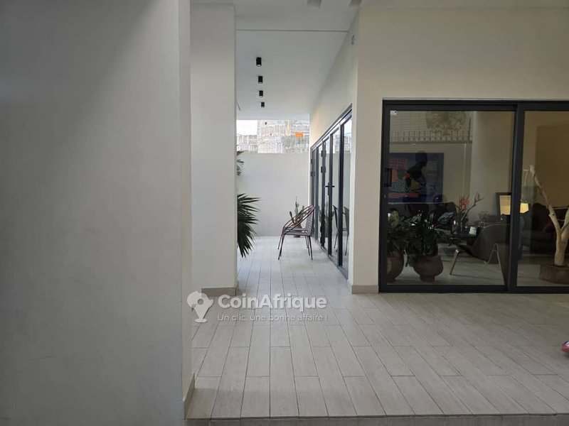 Villa luxueuse de 9 pièces avec jardin et garage pour 2 véhicules