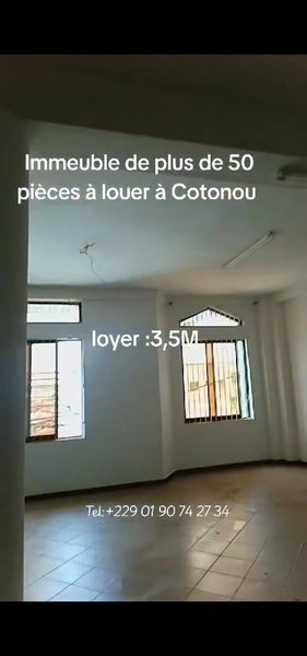Immeuble de bureaux spacieux avec 50 pièces et accès facile en plein centre-ville