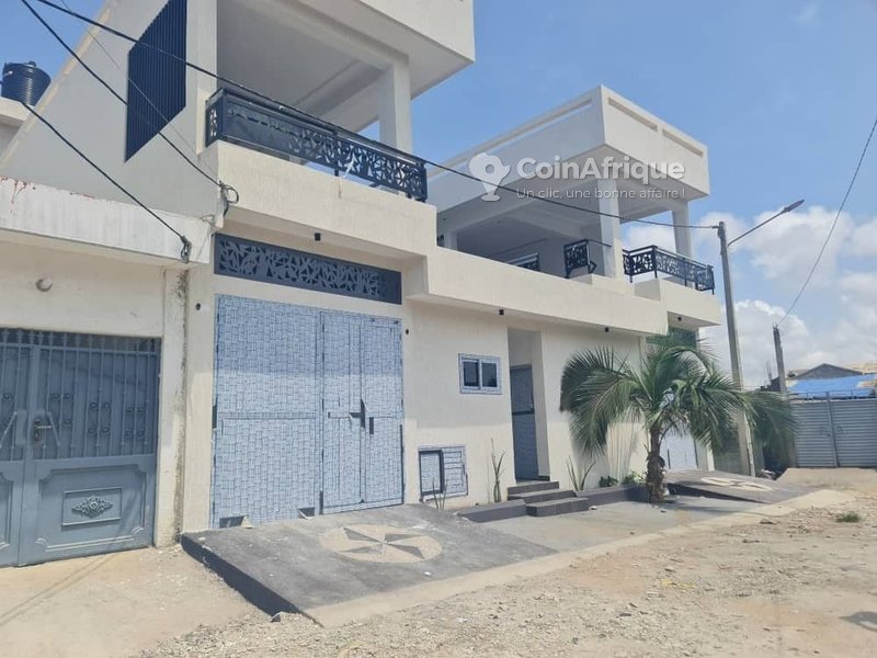 Villa duplex de 4 pièces avec piscine et garage spacieux