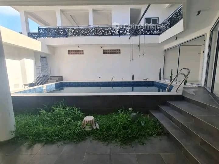 Villa duplex de 4 pièces avec piscine et garage spacieux