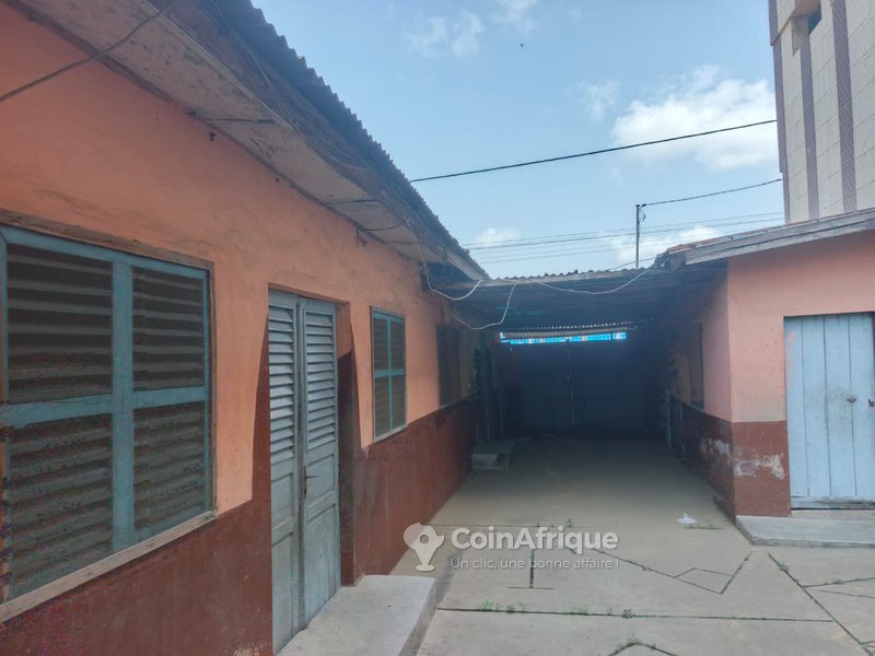 Terrain constructible de 412 m² avec papiers légaux et bâtisses au bord du goudron