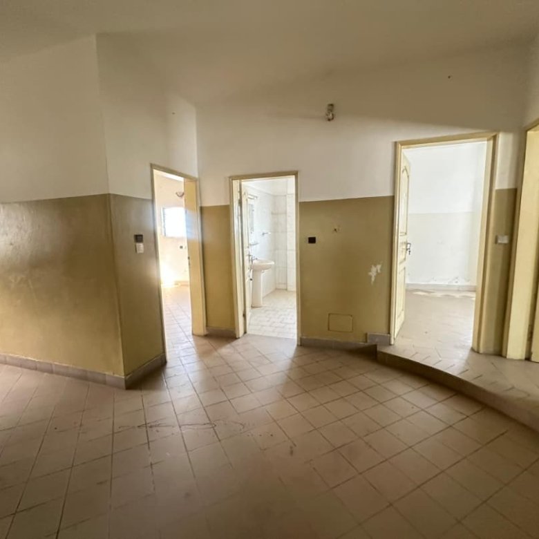 Villa luxueuse R+2 de 10 pièces avec terrain constructible supplémentaire