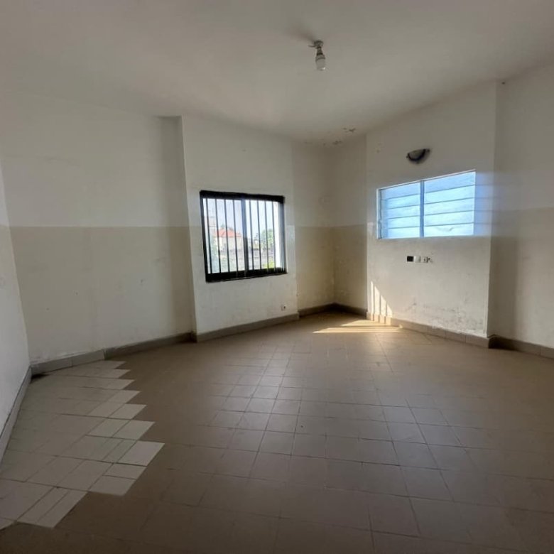 Villa luxueuse R+2 de 10 pièces avec terrain constructible supplémentaire