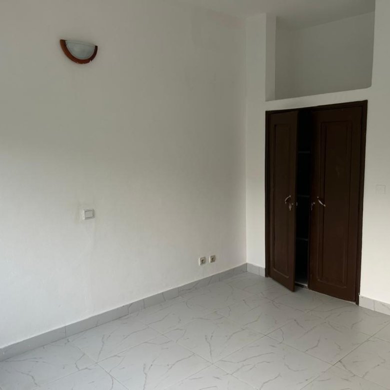 Villa luxueuse de 4 pièces avec jardin et garage spacieux