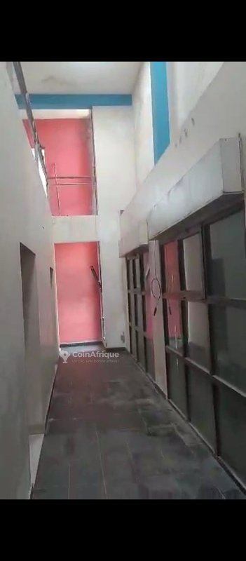 Immeuble spacieux de 10 pièces avec sous-sol et terrain de 2000 m² en angle de rue
