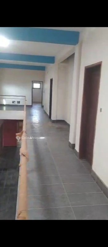 Immeuble spacieux de 10 pièces avec sous-sol et terrain de 2000 m² en angle de rue