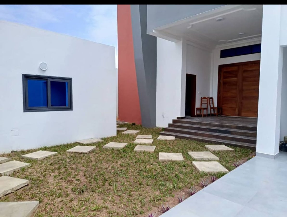 Villa luxueuse de 4 pièces avec piscine et jardin spacieux