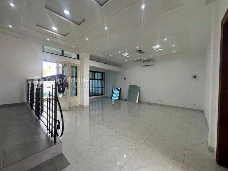 Villa duplex de luxe avec piscine et vue sur la mer - 4 chambres