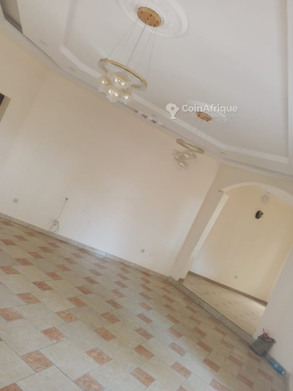 Villa luxueuse de 5 pièces avec grande terrasse et garage spacieux