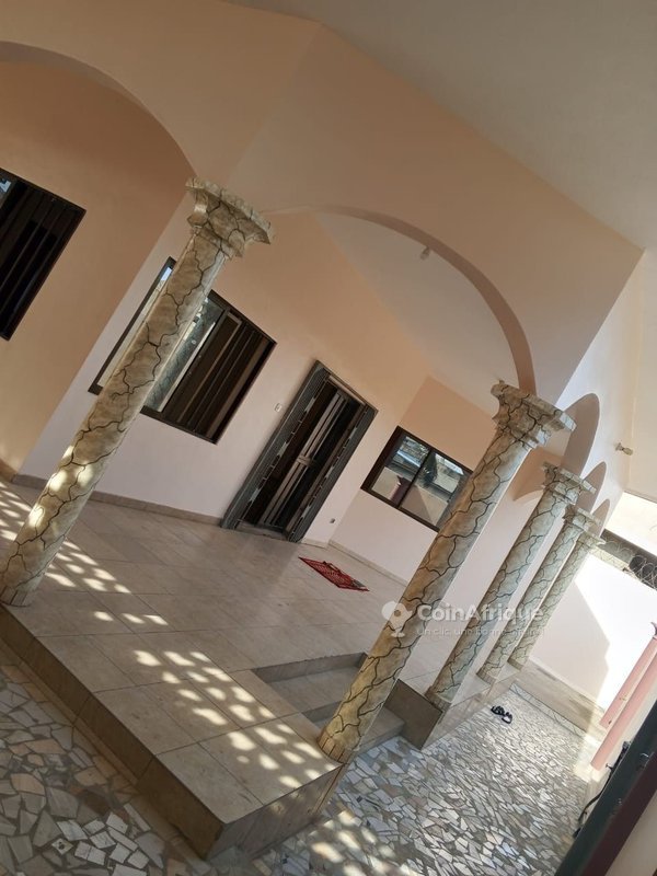 Villa luxueuse de 5 pièces avec grande terrasse et garage spacieux