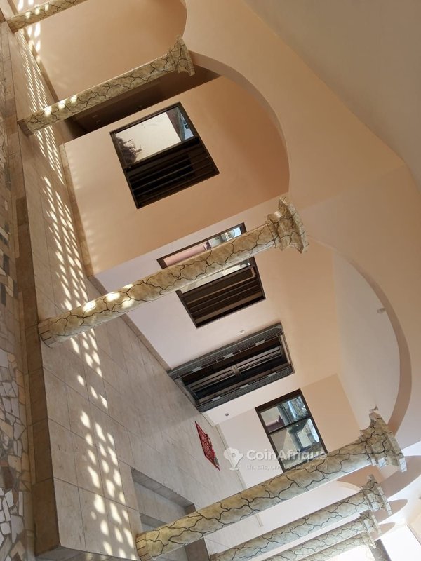 Villa luxueuse de 5 pièces avec grande terrasse et garage spacieux