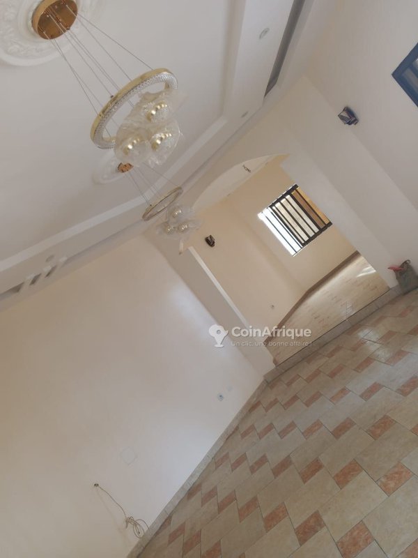 Villa luxueuse de 5 pièces avec grande terrasse et garage spacieux