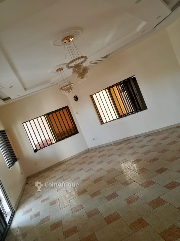 Villa luxueuse de 5 pièces avec grande terrasse et garage spacieux