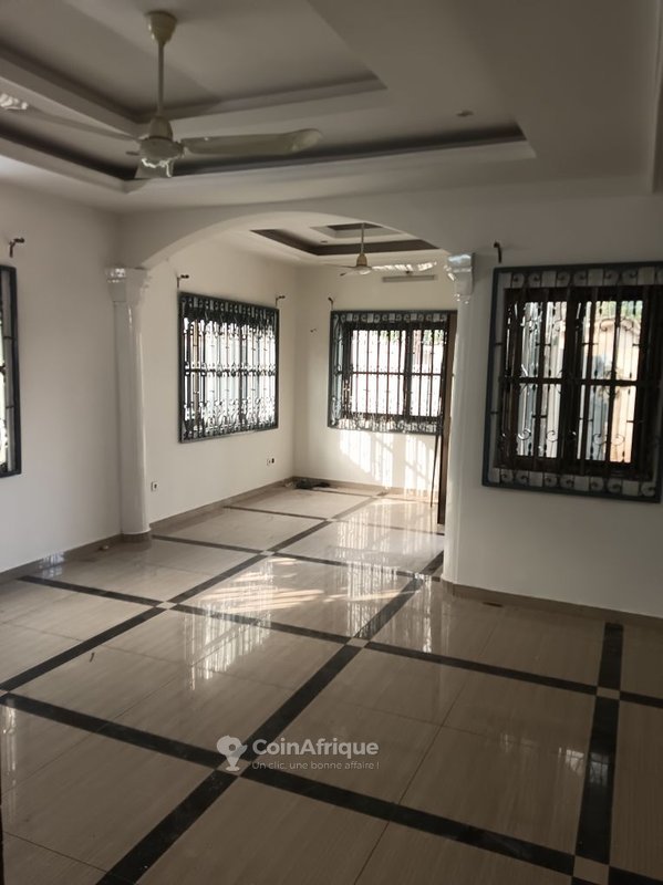 Villa luxueuse de 3 chambres avec climatisation, garage spacieux et équipements haut de gamme