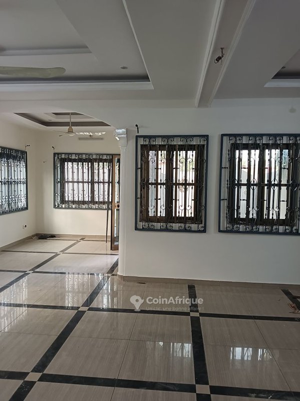 Villa luxueuse de 3 chambres avec climatisation, garage spacieux et équipements haut de gamme