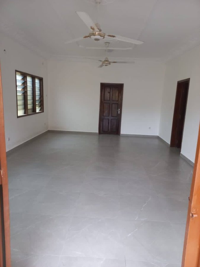 Maison de standing avec 4 chambres et garage double en voie asphaltée