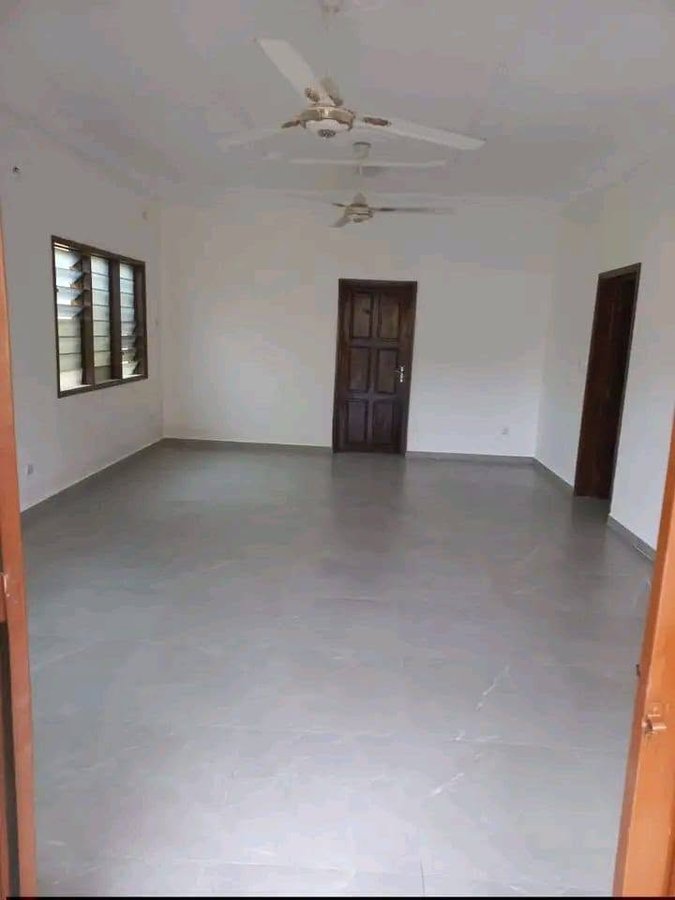 Maison de standing avec 4 chambres et garage double en voie asphaltée