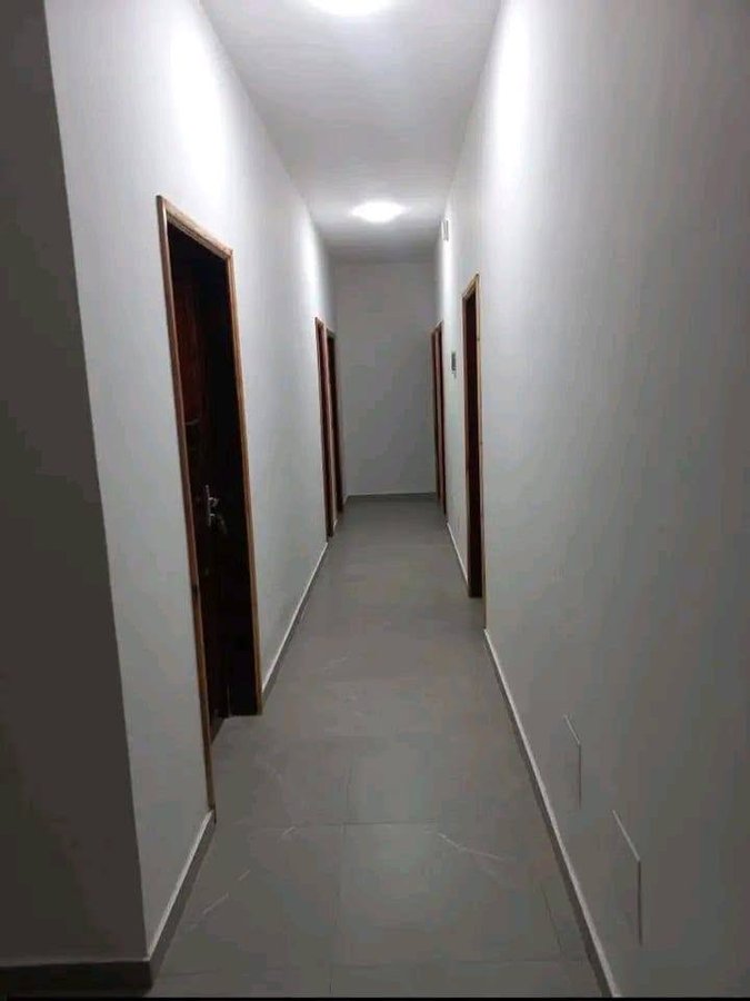 Maison de standing avec 4 chambres et garage double en voie asphaltée