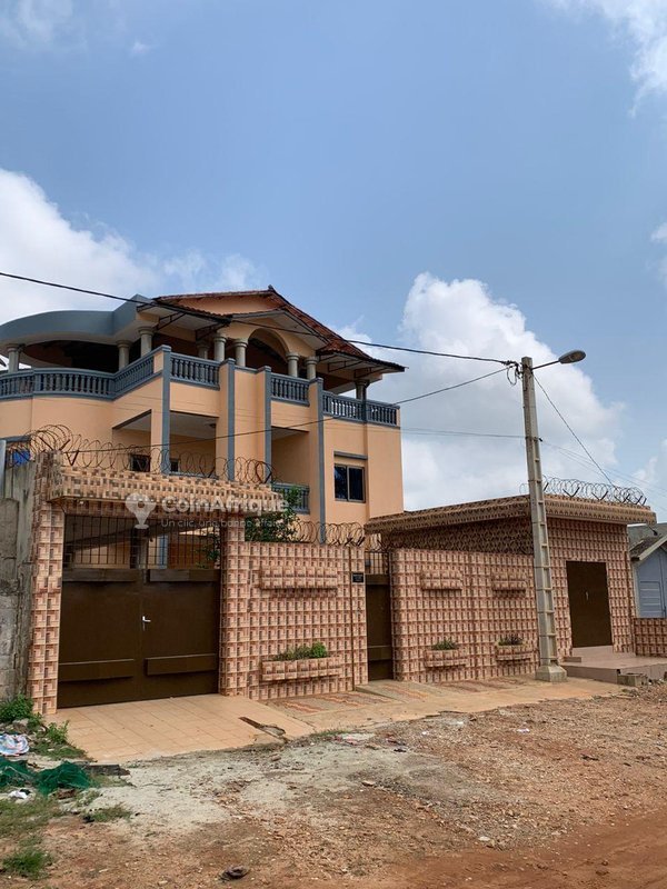 Villa luxueuse de 6 pièces avec climatisation, terrasse et garage spacieux