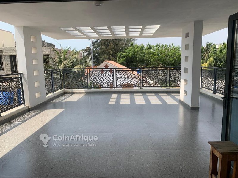 Magnifique maison R+2 de 8 pièces avec titre foncier personnel à Fidjrossè