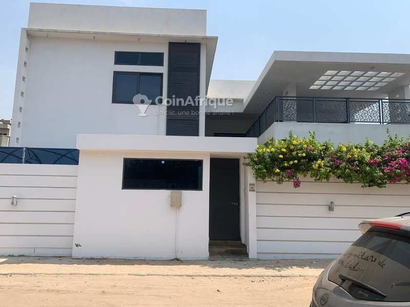 Magnifique maison R+2 de 8 pièces avec titre foncier personnel à Fidjrossè