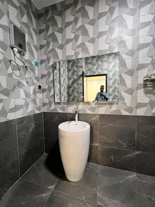 Appartement meublé de standing avec 3 pièces, climatisation et gardiennage 24h/24