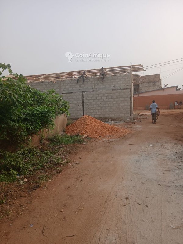 Terrain à vendre avec titre foncier et commodités essentielles