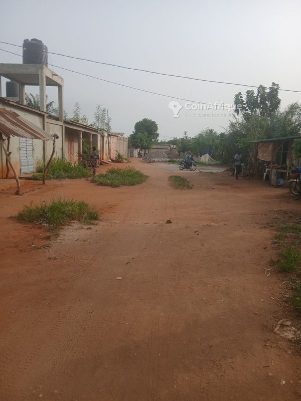 Terrain à vendre avec titre foncier et commodités essentielles